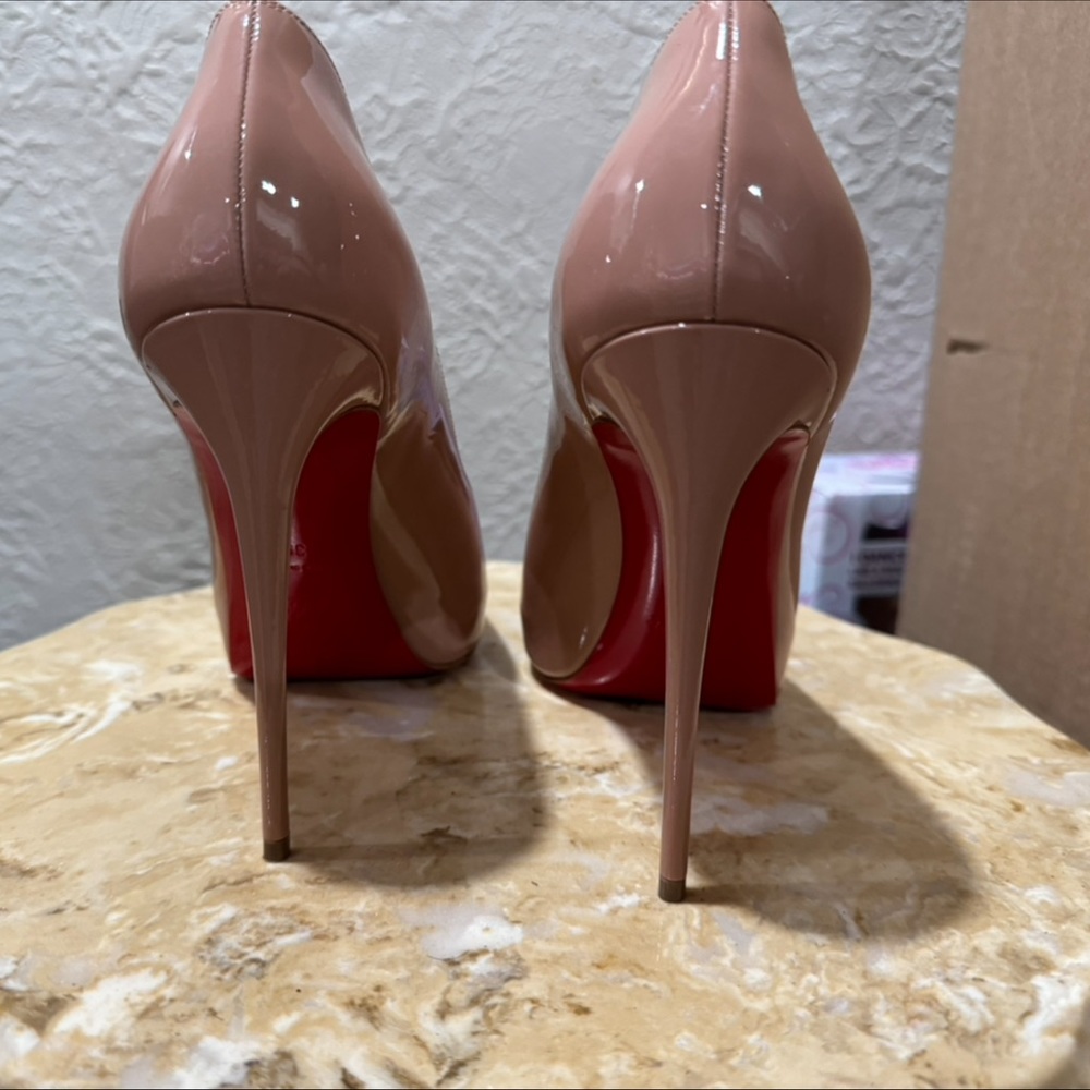 Hot Chick Alta 120 nude patent pumps
39
Christian Louboutin SOLD****